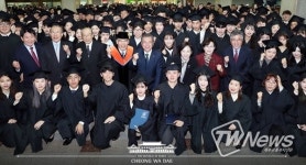 문재인 대통령 유한대학교 졸업생 축하 눈길, 네티즌 막 찍어도 화보다 