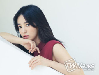 송혜교-서경덕, 광복절 '뉴욕 독립운동 역사 안내서' 기증