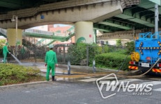 수원시 권선구 세류1동, 수원역고가도로 하부공간 물청소로 묵은 쓰레기 제거