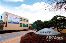 파주시 운정2동, 바르게살기위원회와 버스정류장에 국화 향기 담아