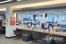 부산시 북구 덕천2동, 민원실에 펼쳐진 태극기 물결