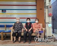 동두천시 생연˙중앙동 도시재생 주민협의체, 원도심 어르신들을 위한 쉼터 의자 제작 보급 눈길