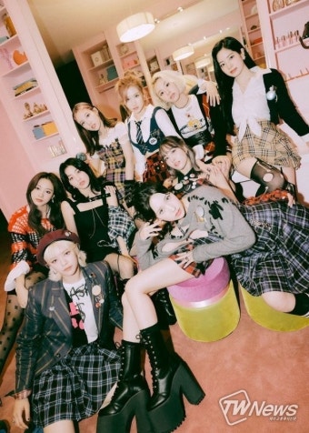 트와이스, 영어 싱글 ‘The Feels’로 빌보드 ‘핫 100’ 진입