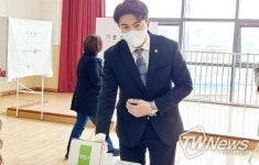 오영환 국회의원 흥선동행정복지센터에서 도‧시의원 및 당직자들과 함께 사전투표 마쳐