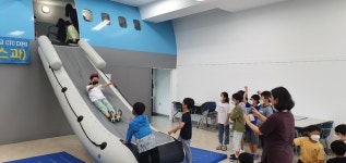 제주관광대학교 항공서비스과, 서귀북초등학교 38명 대상 항공승무원 체험 교육 진행