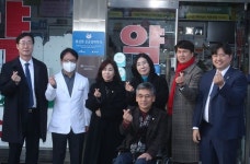 화성시의회, 화성형 공공심야약국 1호 현판식 참석