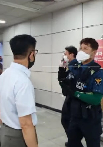 경찰과 실랑이 벌였던 김문수 