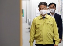 박능후 "내일부터 3단계 준하는 조치…강력한 실천 필요"