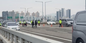 3일 오전 7시부터 경찰관들 도심 곳곳 삼엄한 검문