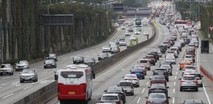 거리두기 완화 첫 주말, 전국 494만대로 고속도로 혼잡…서울·지방 양방향 혼잡