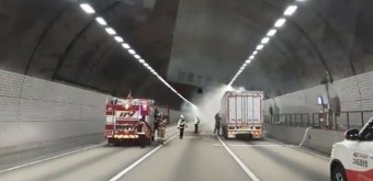 대구포항고속도로 터널 달리던 4.5t 화물차서 불…운전자 연기흡입