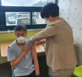 거창군, 1호 코로나19 백신접종 군립노인요양병원 이기식 원장