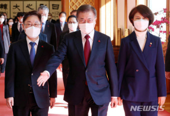 文대통령, 오늘 법무부. 행안부 업무보고 청취……檢 안정화, 수사청 등 개혁 과제 논의