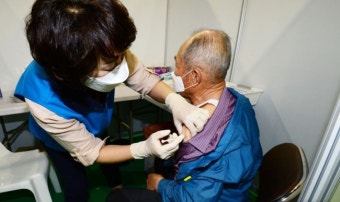 순천서 2차백신 맞은 70대만 음성, 일가족 6명은 확진…예방효과 확인