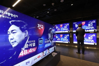 잠 못 드는 대한민국...피 말리는 출구조사 결과