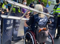 전장연, 이틀째 세종대로서 점거 시위...일대 교통 정체