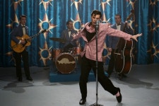 【시네마돋보기】 50~70년대 히트곡의 화려한 퍼포먼스를 재현한 음악 전기 영화 <엘비스>