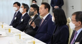 윤 대통령, 탄녹위 간담회서 탄소감축, 산업경쟁력 희생하는 방향 안 돼(종합)