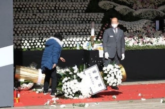 '이태원 참사 합동분향소' 부서진 윤석열 대통령·오세훈 서울시장 근조화환
