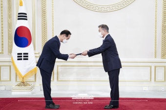 문재인 대통령, 신임 대사 신임장 수여