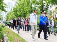유동균 마포구청장, 마포 걷고싶은길 10선의 인기코스 경의선숲길 구민과 함께 걸어