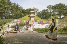 문화재와 작약꽃 어울려진 경주 신화랑 풍류 음악회개최