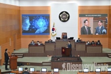 정준호 서울시의원, 오세훈 시장에게 한강르네상스 2.0 게임체인저 챗GPT 시현... 미래 서울 예측