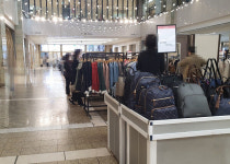 롯데백화점 분당점, 공개공간 매대 영업 논란....시민들 눈총