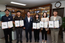 영동군, 친절공무원 시상…민원 만족도 향상에 기여한 5명 선정