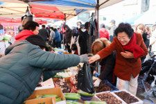 김경희 이천시장, 설 맞이 전통시장 방문으로 민생 소통