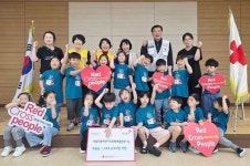 평택시립두릉어린이집 원아들, 바자회 수익금·직접 기른 상추 적십자 전달