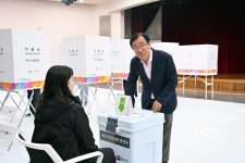 이현재 시장, 신장2동 사전투표소 찾아 투표 독려...소중한 한 표 행사