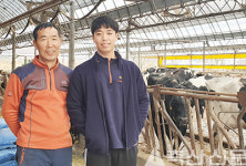 <강소농 명인을 찾아 / 충남 천안 성보목장>따라만 가면 뒤처지기 마련…“공부해야 앞서 가죠”