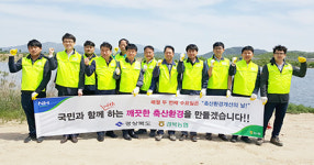 <나눔축산운동 실천 현장>흙공 던져 하천 수질개선·냄새 제거