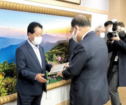 충주축협 오후택 조합장, 단양군수 감사패 받아