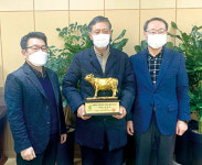 강원한우 출하 우수농가 6명 선정 시상