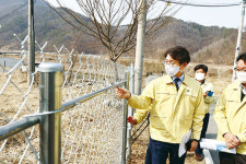 ASF 방역 울타리 점검하는 차관