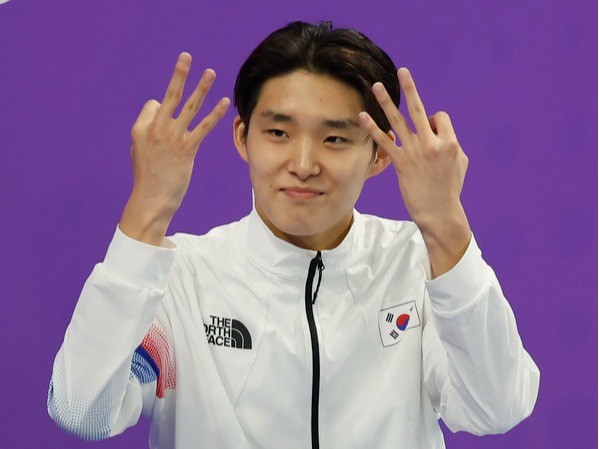 김우민, 파리 올림픽 동메달리에게 포상금과 고급 시계 수여