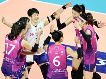 흥국생명, 정관장 꺾고 1라운드 전승 달성···김연경 27득점