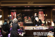 [발자국] 한국에서 보기 힘든 식료품이 가득···화려하게 리뉴얼된 신세계 마켓