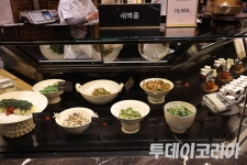 [발자국] 한국에서 보기 힘든 식료품이 가득···화려하게 리뉴얼된 신세계 마켓