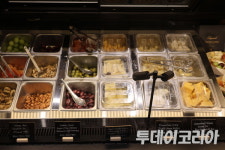 [발자국] 한국에서 보기 힘든 식료품이 가득···화려하게 리뉴얼된 신세계 마켓
