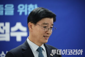 이재명, 경선후보 등록 완료···김동연·김경수와 3파전 예고