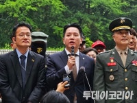 [현장] 해병대·특전사 예비역과 법원 출석한 박정훈 대령 "항명 혐의, 尹 