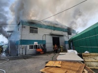 부산 강서구 필터 제조공장서 화재···건물 1개동 전소