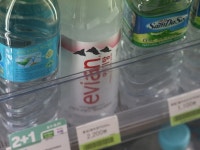 천연수는 없었다···佛 생수 브랜드, 불법 정수 논란에 정경유착 의혹까지