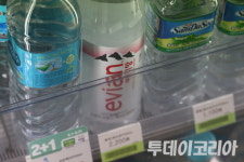 천연수는 없었다···佛 생수 브랜드, 불법 정수 논란에 정경유착 의혹까지