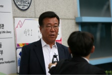 [포토] 박정오 성남시장 후보 내외, 야탑1동서 사전투표 참여