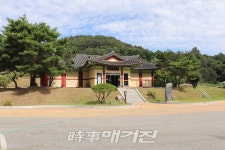 모과나무가 있는 청주시 귀래리의 단재기념관