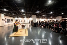 찰나 동행 춤 아카이브 사진전,  김미선의 구음 검무(김수악류) 